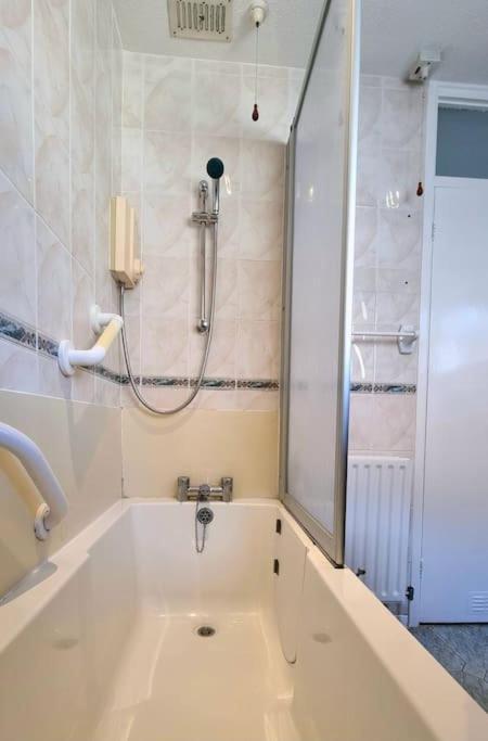 Spacious 2 Bed Bungalow Enfield Exterior photo