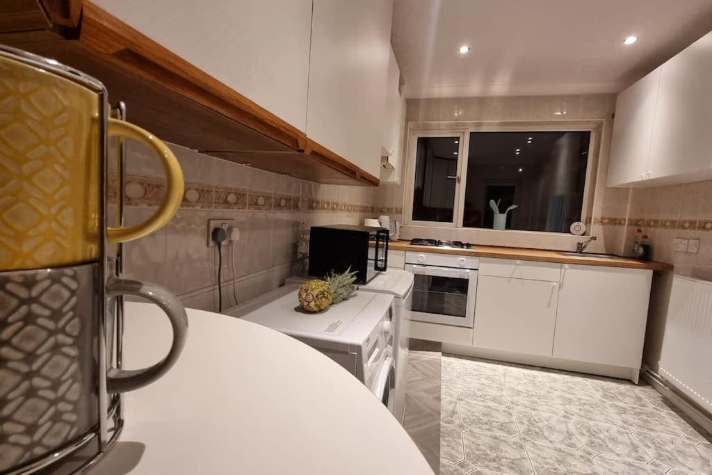 Spacious 2 Bed Bungalow Enfield Exterior photo