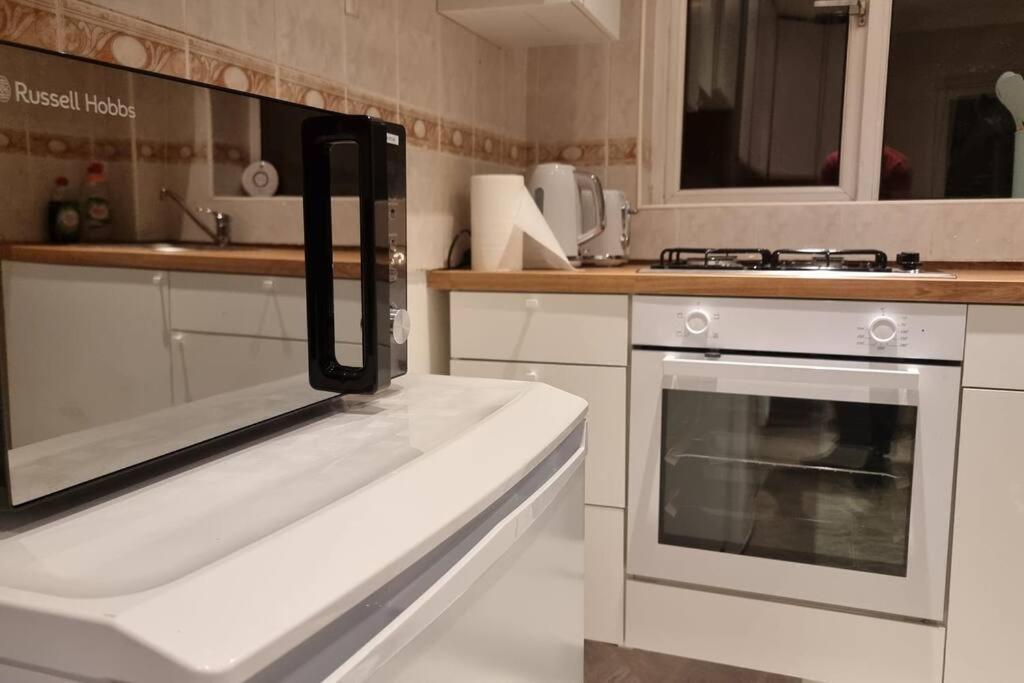Spacious 2 Bed Bungalow Enfield Exterior photo
