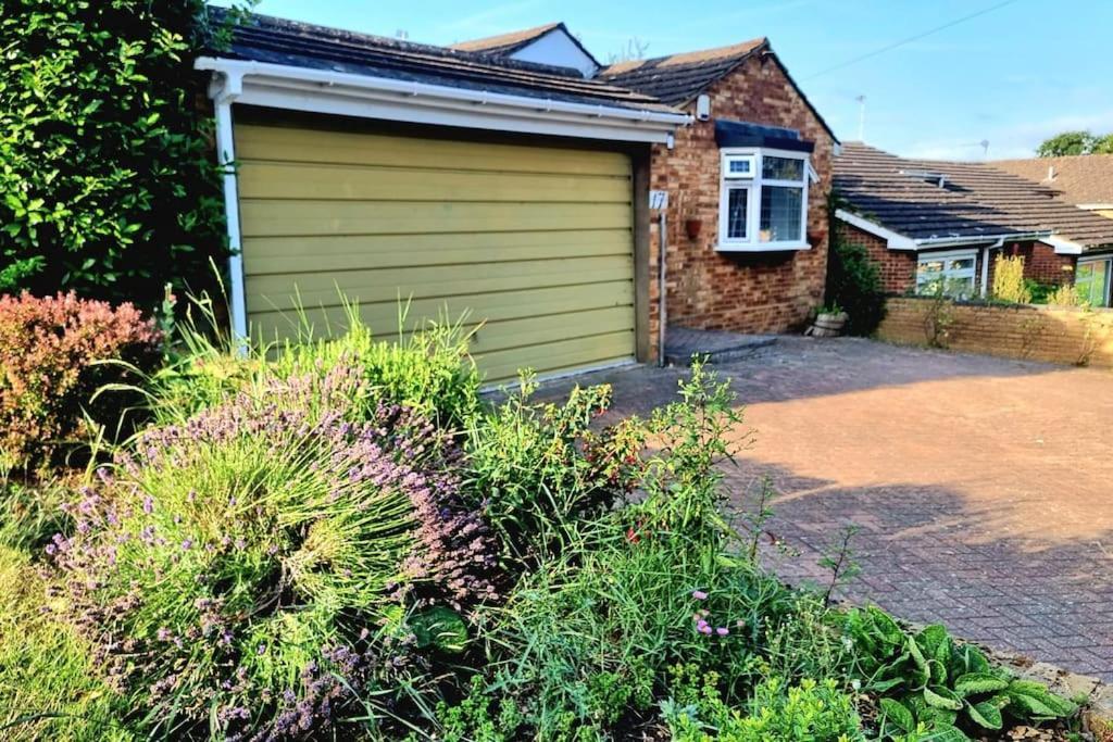 Spacious 2 Bed Bungalow Enfield Exterior photo